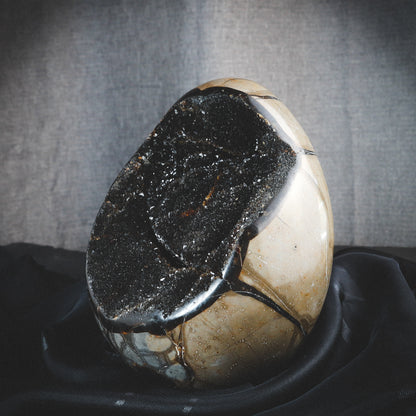 Septarian egg with quartz.