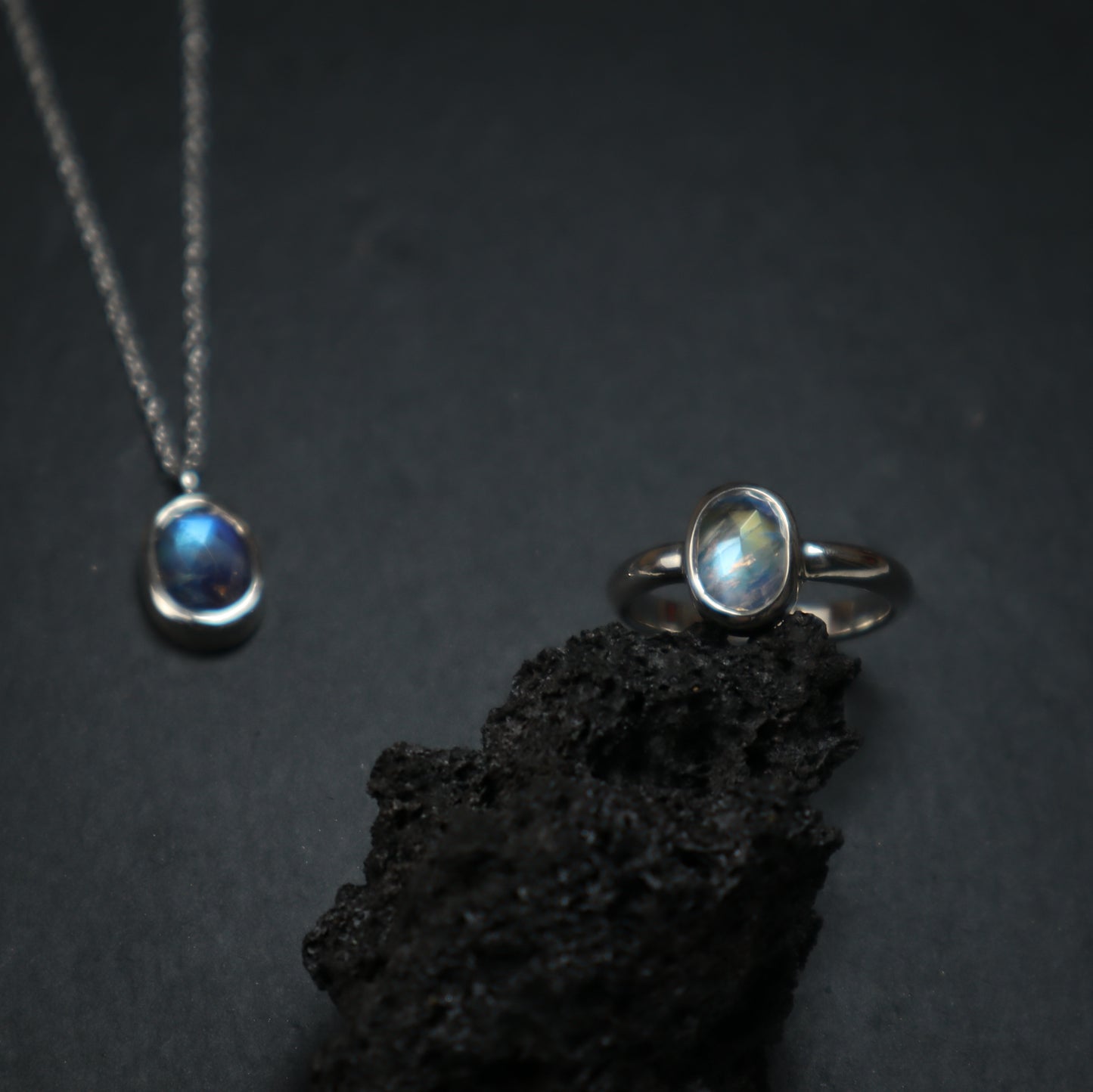 Artisanal silver ring and necklace with blue shine