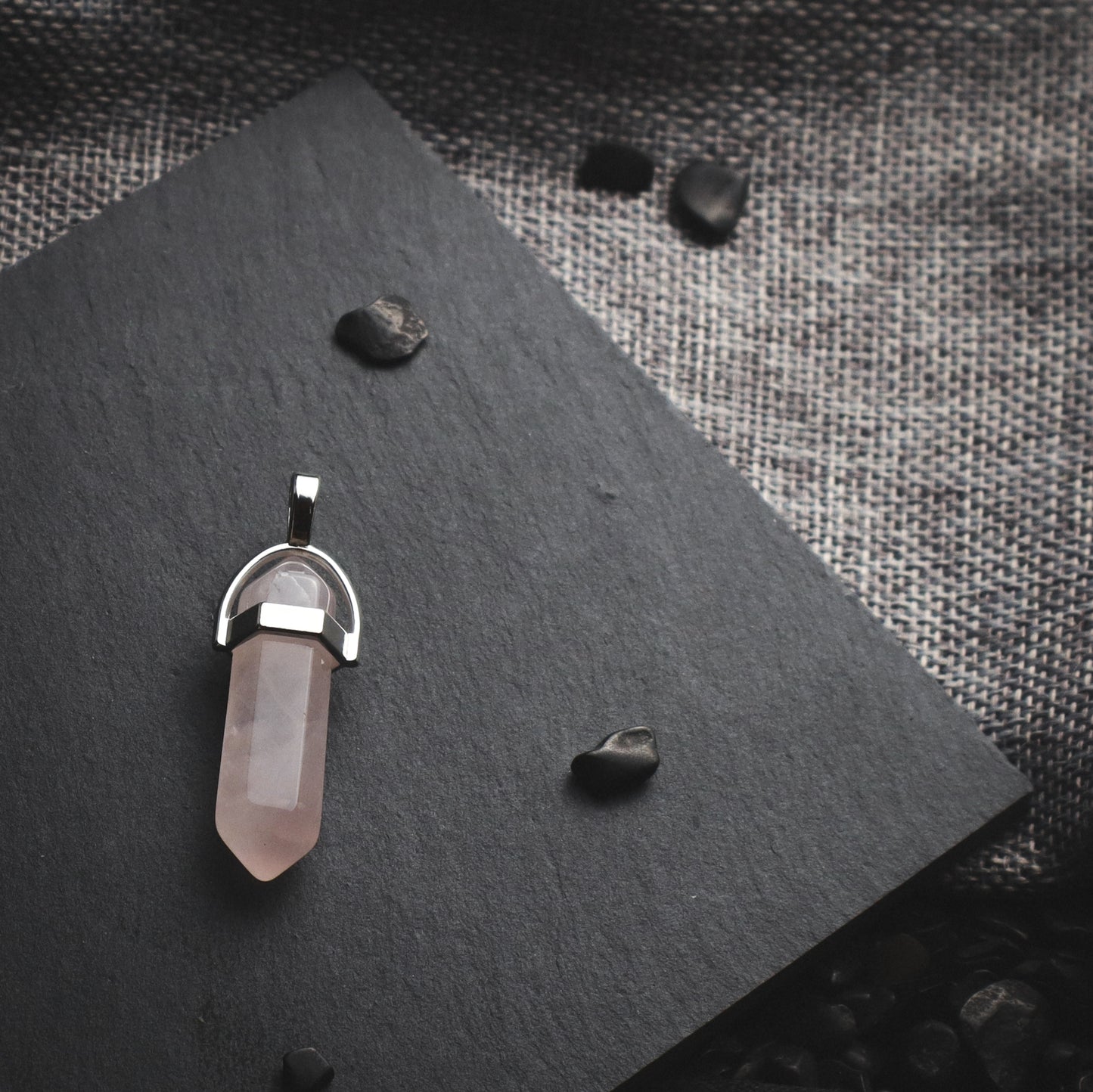 Rose quartz pendant with a silver-coloured cap.