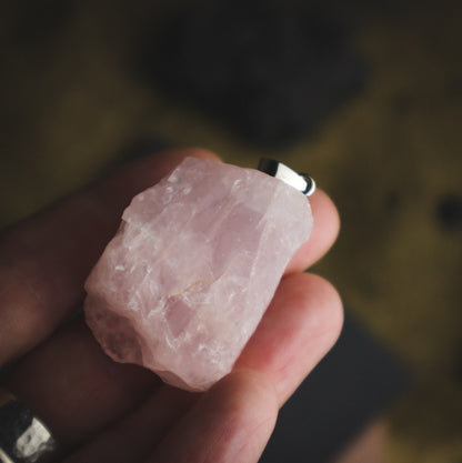 Rose Quartz pendant in a hand. je na ROŽEVEC (Surovi) - Obesek  je kamen čiste brezpogojne ljubezni.