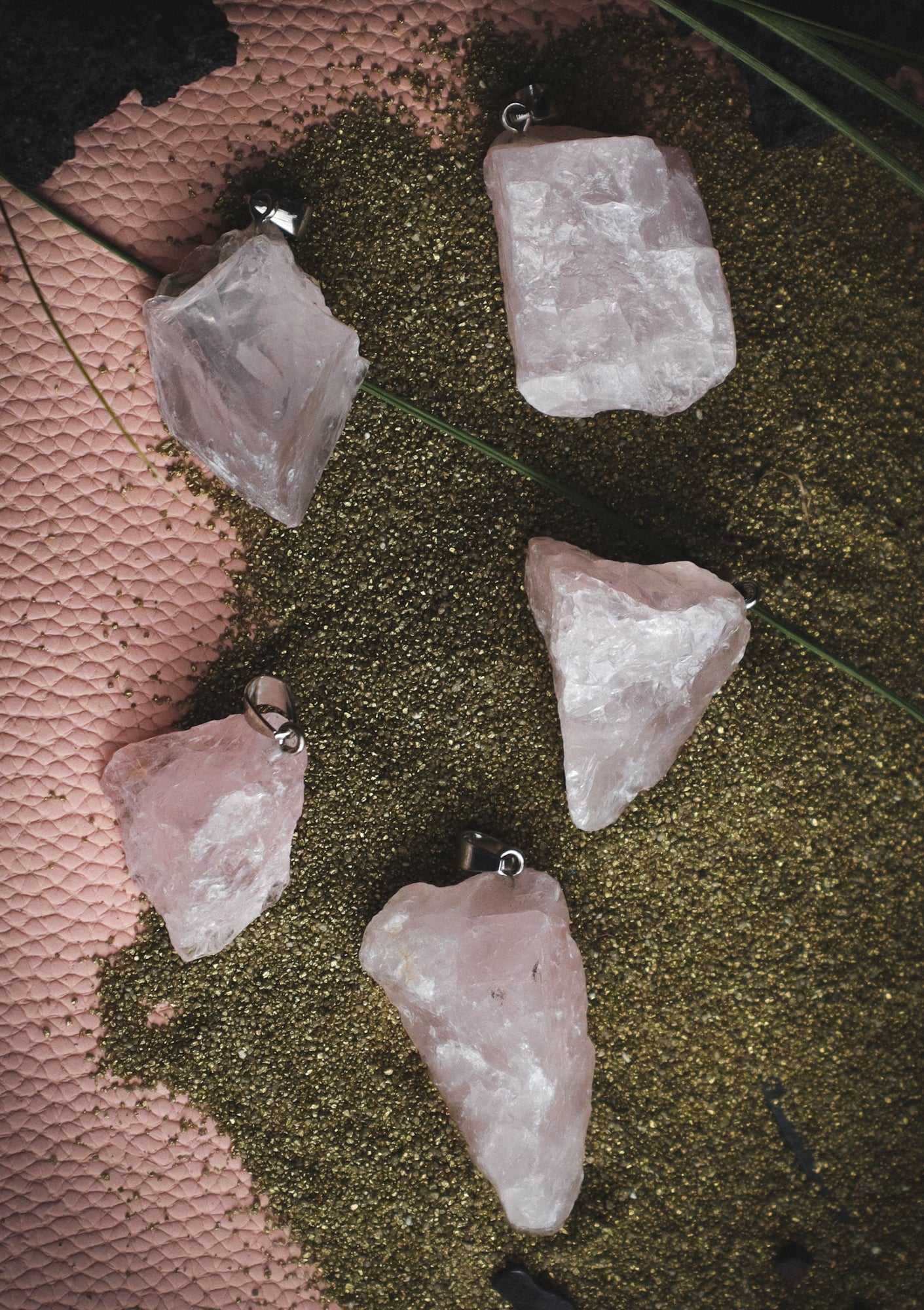 Raw pink-coloured pendants. je na ROŽEVEC (Surovi) - Obesek  je kamen čiste brezpogojne ljubezni.