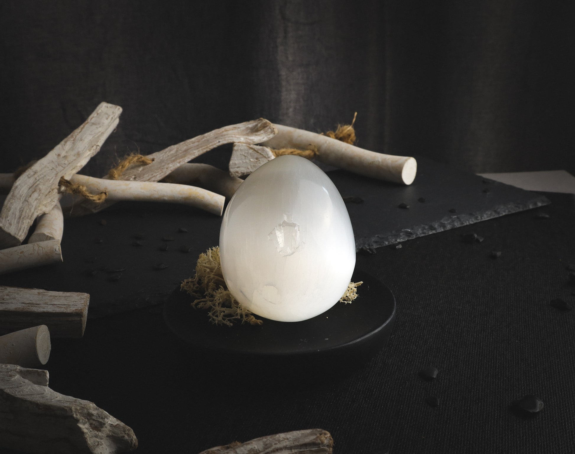 White mineral egg standing on a pedestal.