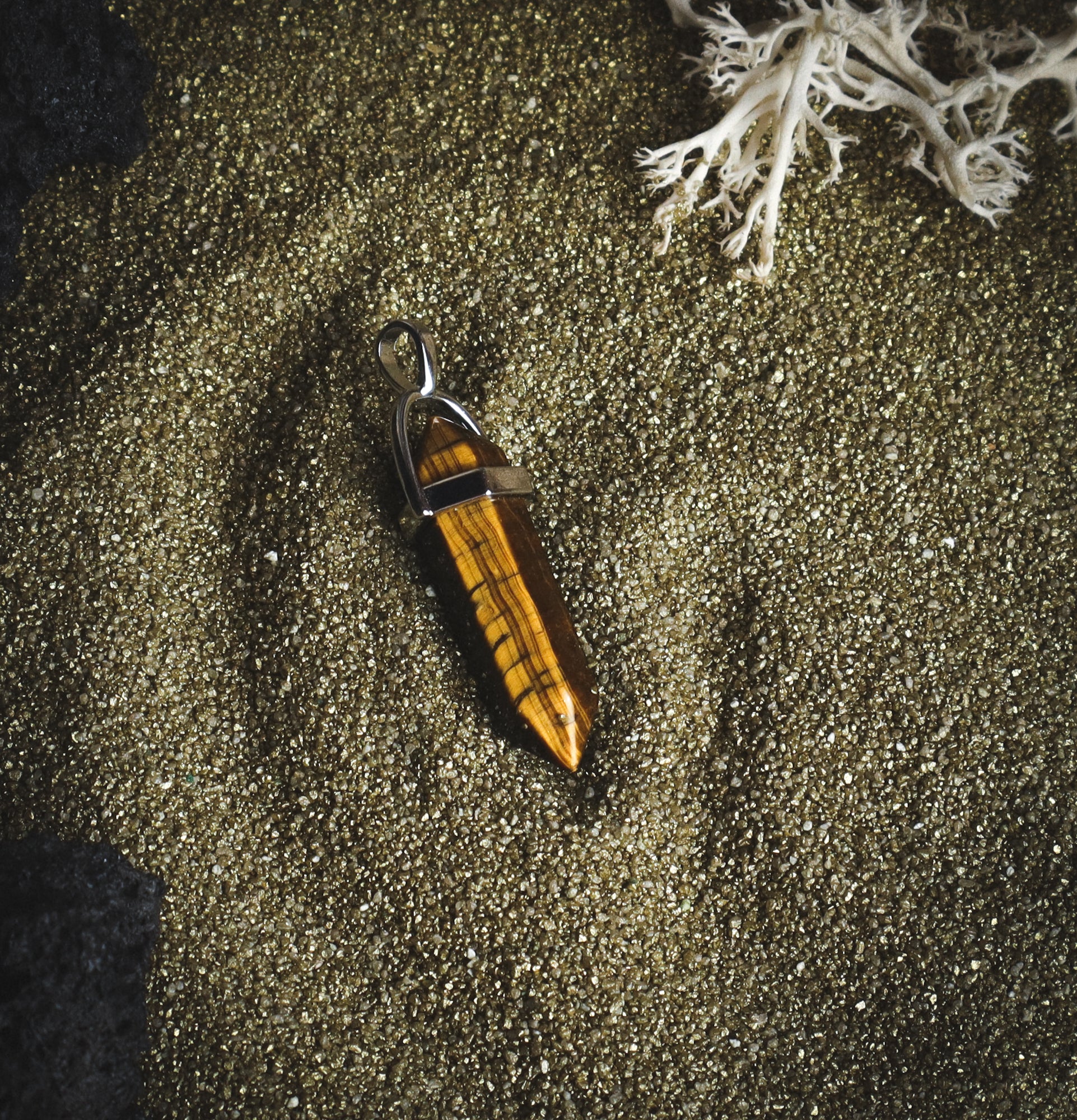 Tiger eye pendant reflecting in the light. jewellery je vrsta kamna, ki je ki je mešanica kremenčevega minerala