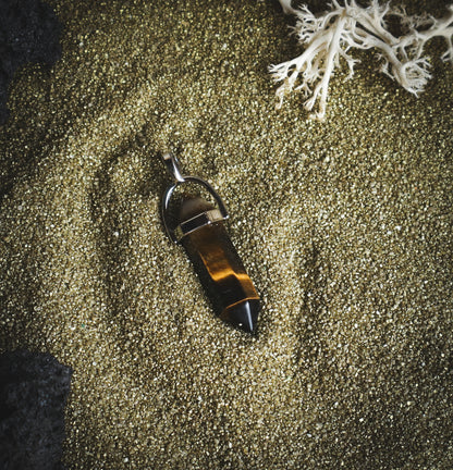 Polished tiger eye pendant. jewellery je vrsta kamna, ki je ki je mešanica kremenčevega minerala